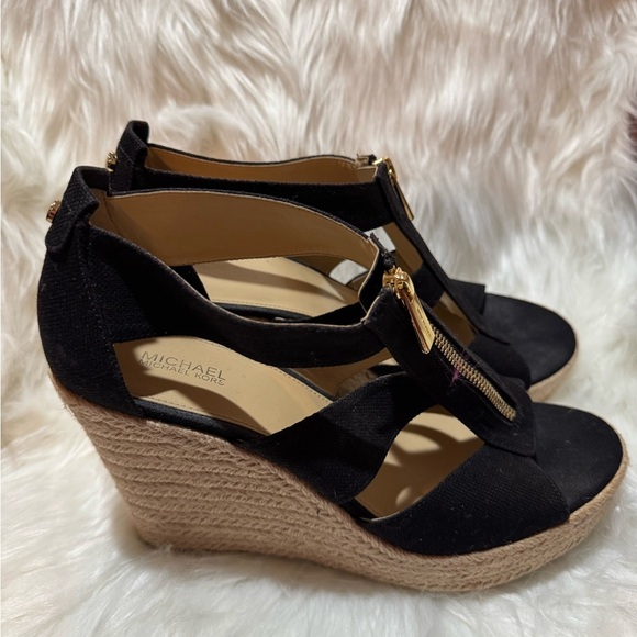 Michael Kors Black Sandals with Strappy Design - Picture 2 of 9